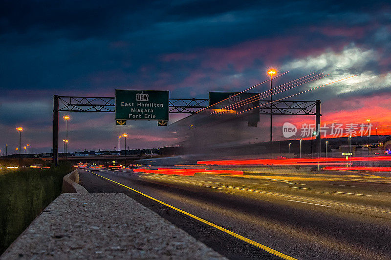 长曝光伯灵顿，安大略- Hwy QEW/Hwy 403晚上分裂